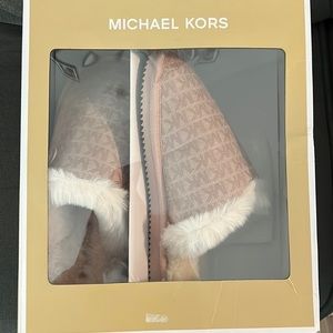 Michael Kors Janis slipper size 9 soft pink